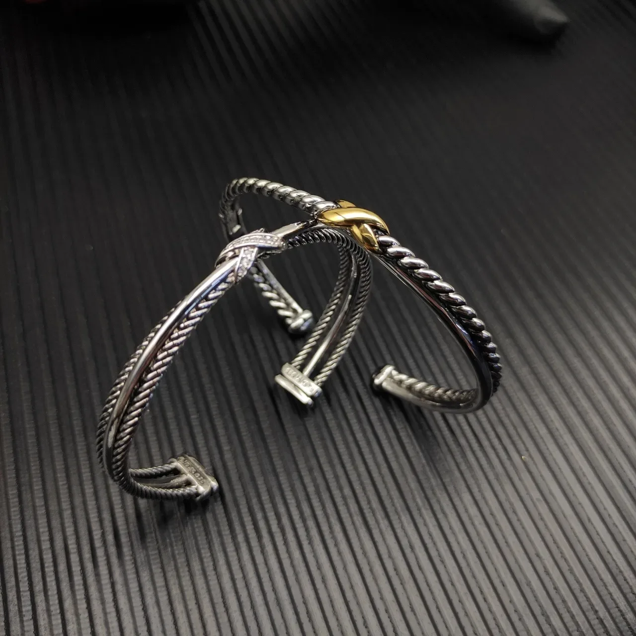 Tiffany & Co. HardWear Double Cable X सिल्वर और गोल्ड बैंगल 2