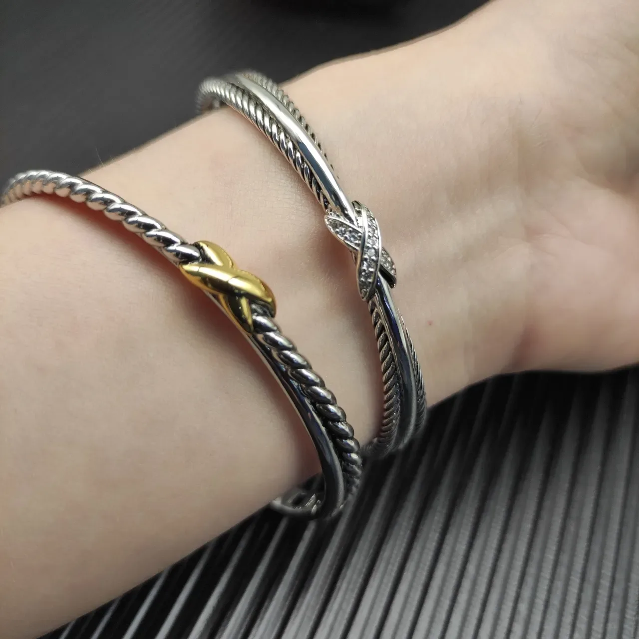 Tiffany & Co. HardWear Double Cable X सिल्वर और गोल्ड बैंगल 3