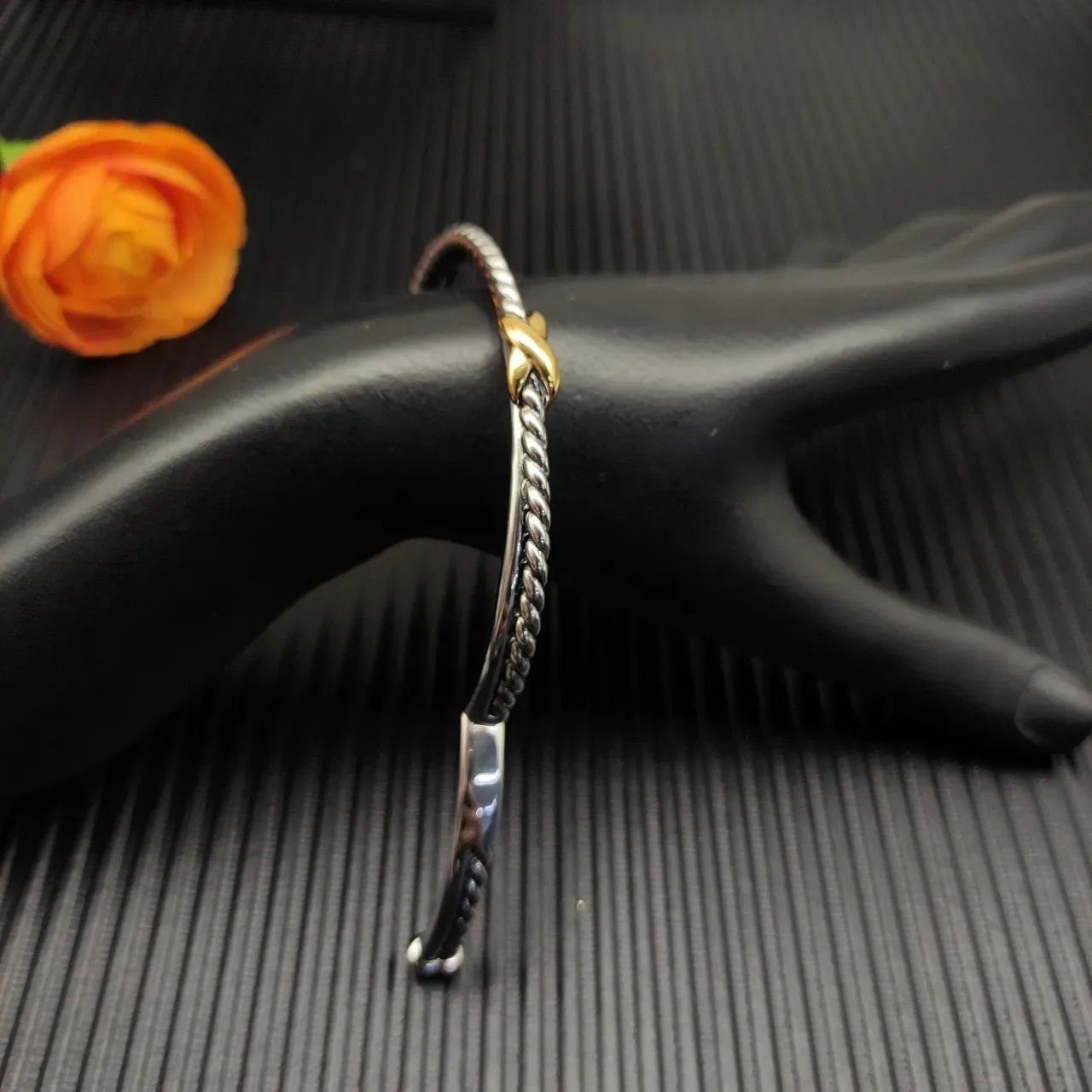Tiffany & Co. HardWear Double Cable X सिल्वर और गोल्ड बैंगल 4