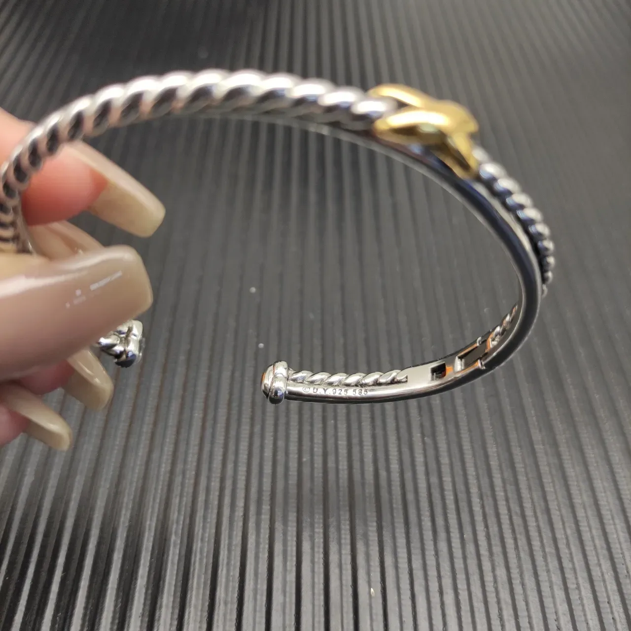 Tiffany & Co. HardWear Double Cable X सिल्वर और गोल्ड बैंगल 5