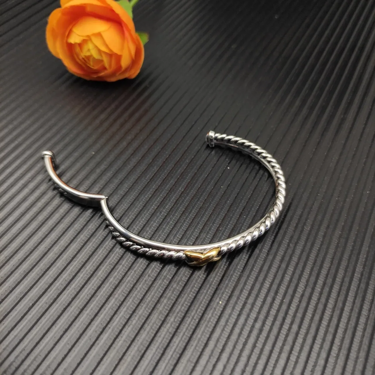 Tiffany & Co. HardWear Double Cable X सिल्वर और गोल्ड बैंगल 6