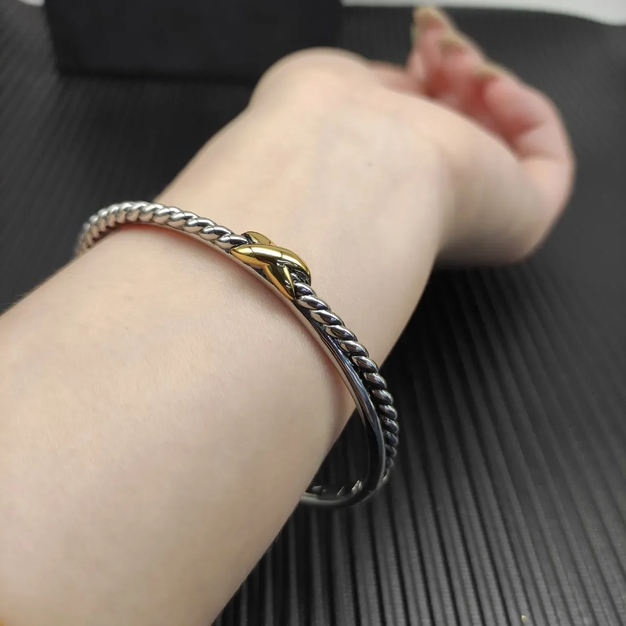 Tiffany & Co. HardWear Double Cable X सिल्वर और गोल्ड बैंगल 7