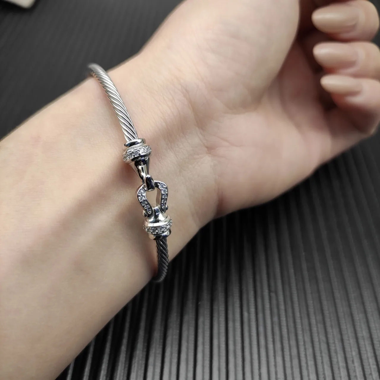 Tiffany & Co. HardWear ट्विस्टेड केबल पावे क्लास्प कंगन 6