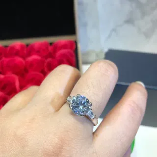 Tiffany & Co. Novo-Style राउंड ब्रिलियंट और बैगेट डायमंड रिंग