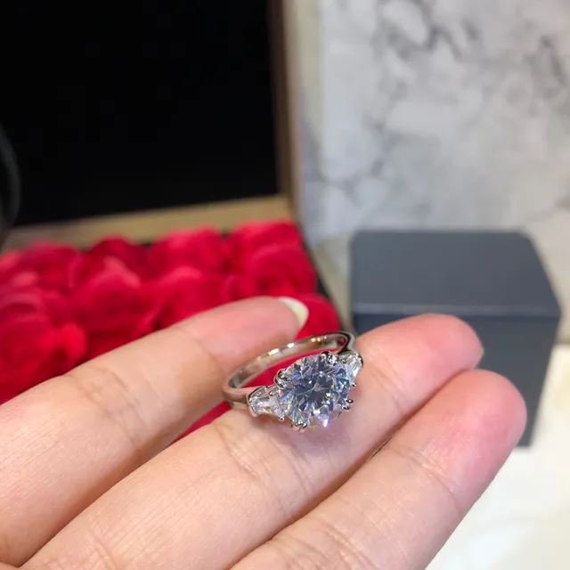 Tiffany & Co. Novo-Style خاتم الماس الدائري البريليانت والباقيت 8