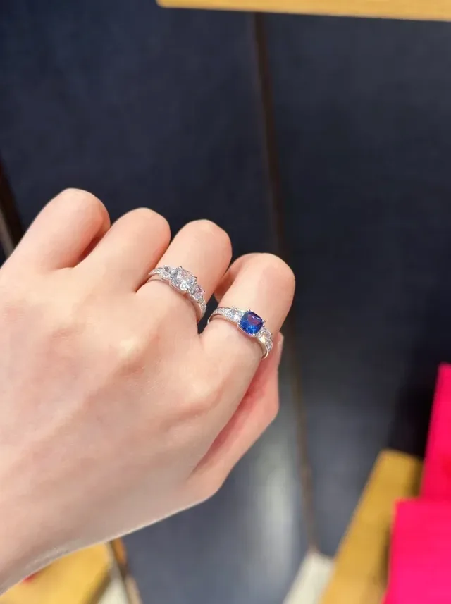 Tiffany & Co. चांदी नेवी तीन पत्थर Pavé-Set Shoulders अंगूठी 2