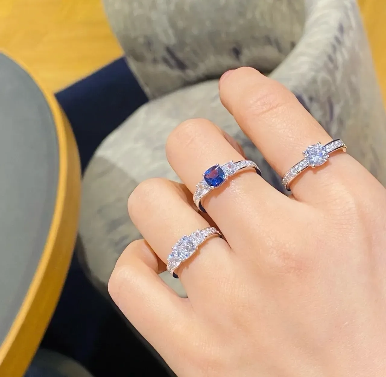 Tiffany & Co. चांदी नेवी तीन पत्थर Pavé-Set Shoulders अंगूठी 3