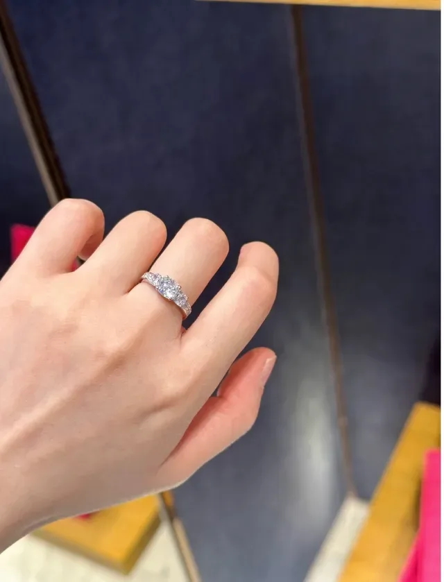 Tiffany & Co. चांदी नेवी तीन पत्थर Pavé-Set Shoulders अंगूठी 6