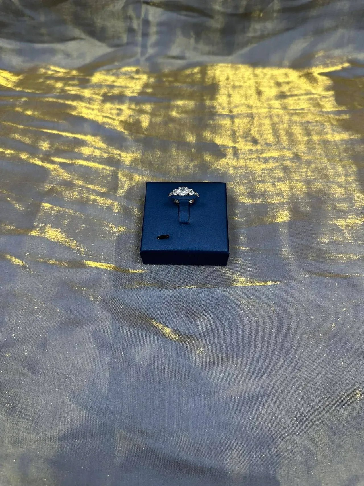 Tiffany & Co. चांदी नेवी तीन पत्थर Pavé-Set Shoulders अंगूठी 7