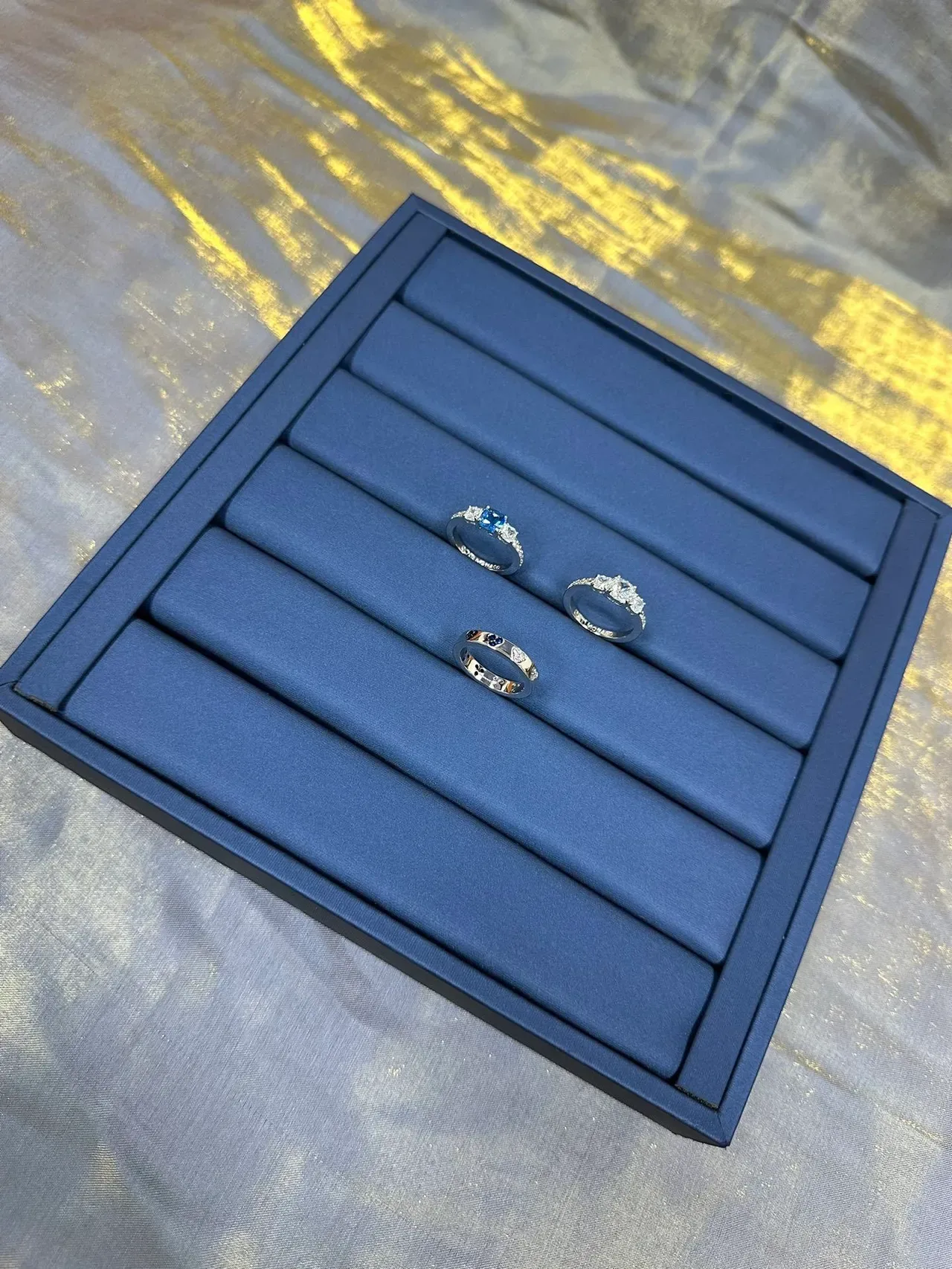 Tiffany & Co. चांदी नेवी तीन पत्थर Pavé-Set Shoulders अंगूठी 8