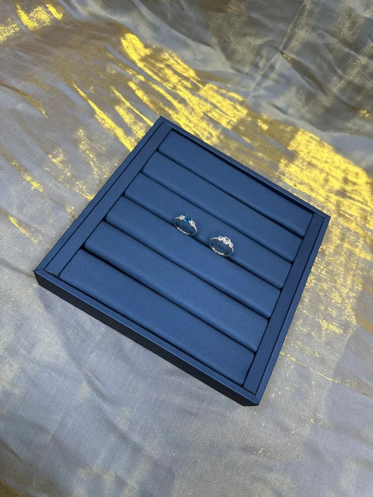 Tiffany & Co. चांदी नेवी तीन पत्थर Pavé-Set Shoulders अंगूठी 9