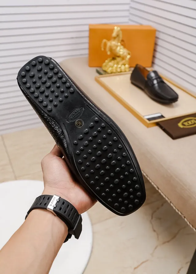 Tod's لافر جلد تمساح أسود وبيج 2