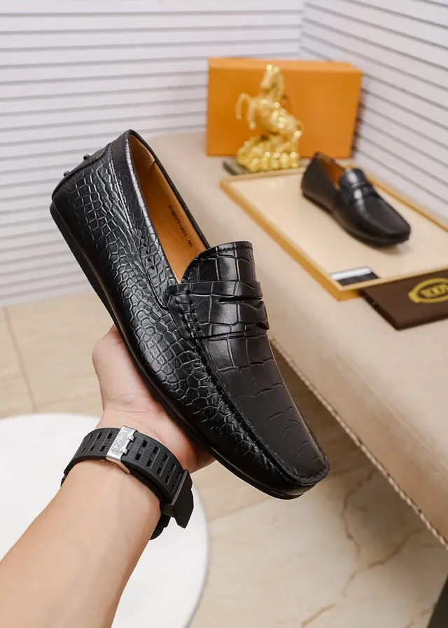 Tod's لافر جلد تمساح أسود وبيج 7