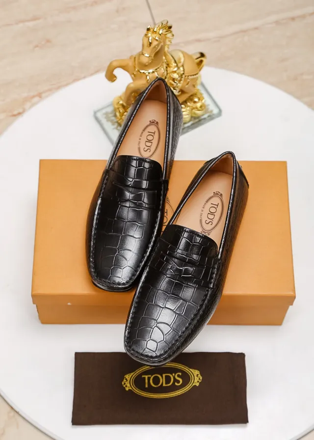 Tod's لافر جلد تمساح أسود وبيج 8