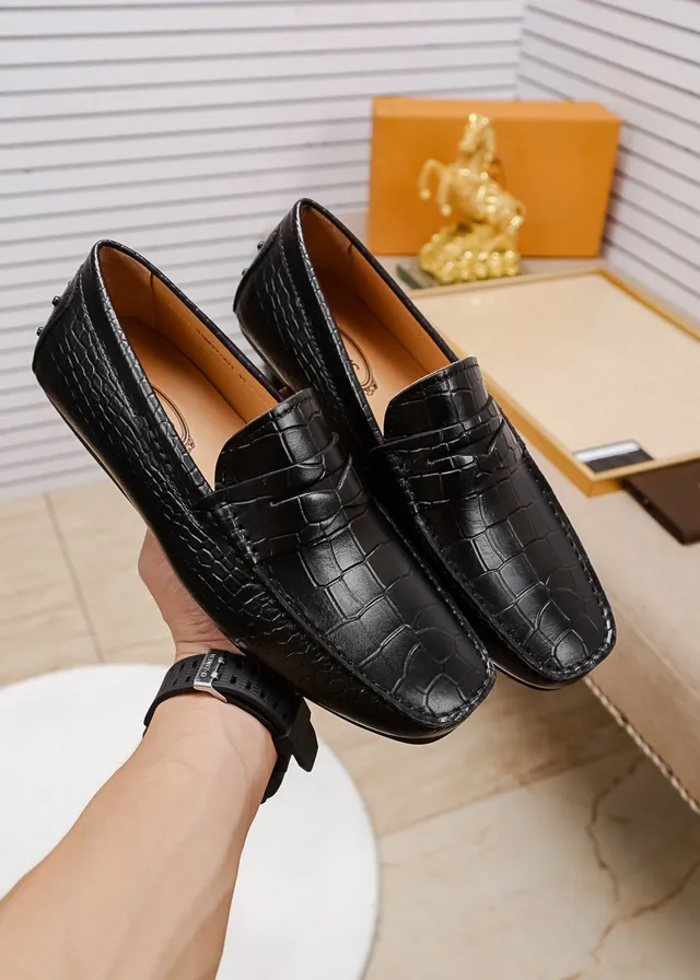Tod's لافر جلد تمساح أسود وبيج 9