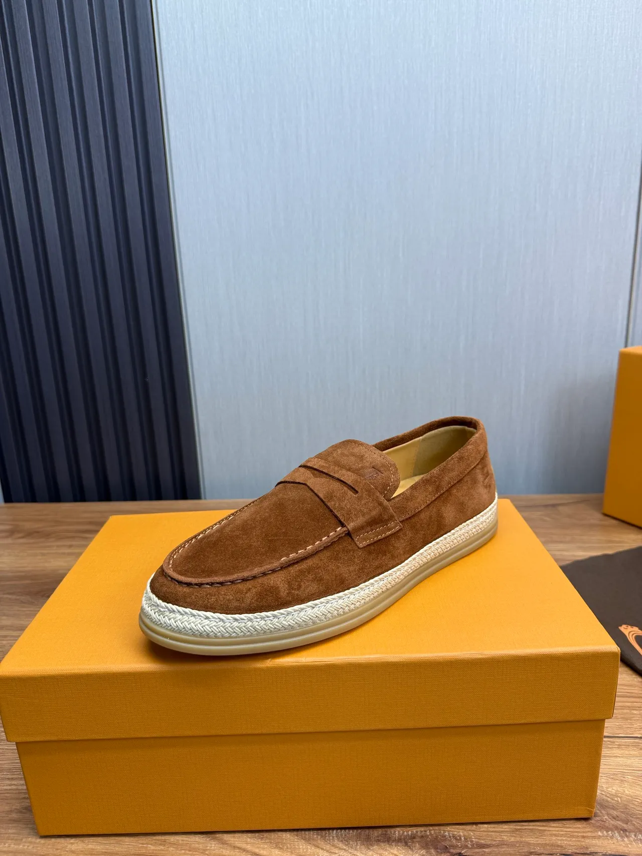 Tod's Penny Loafer বাদামী বেইজ সুয়েড উপরের স্ট্র্যাপ লোফার 2