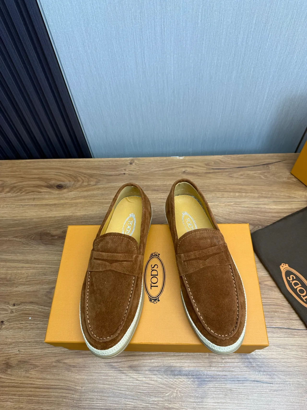 Tod's Penny Loafer বাদামী বেইজ সুয়েড উপরের স্ট্র্যাপ লোফার 3