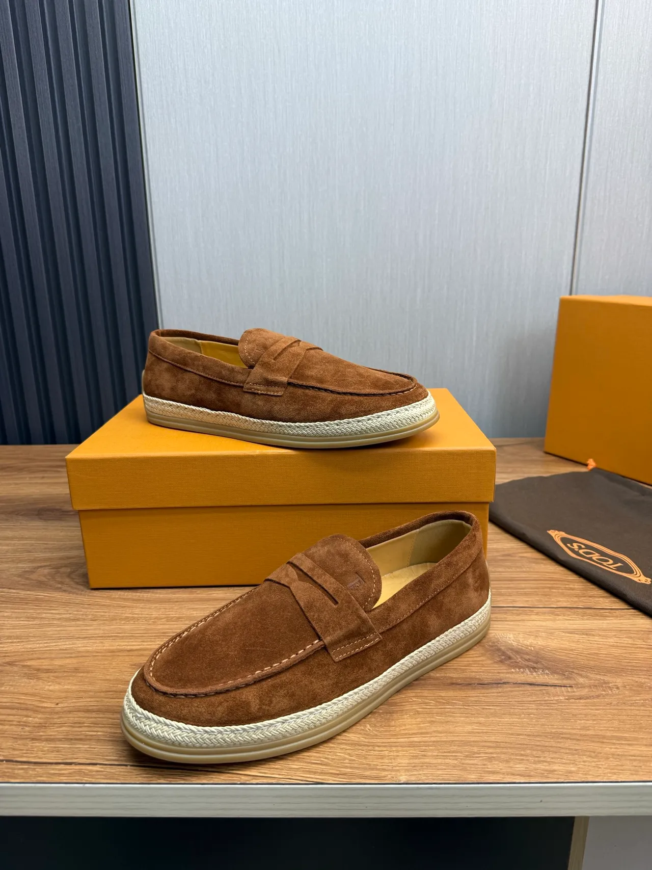 Tod's Penny Loafer বাদামী বেইজ সুয়েড উপরের স্ট্র্যাপ লোফার 4