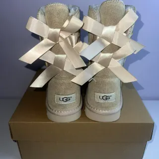 UGG 米色金色麂皮鞋面羊毛内衬雪地靴
