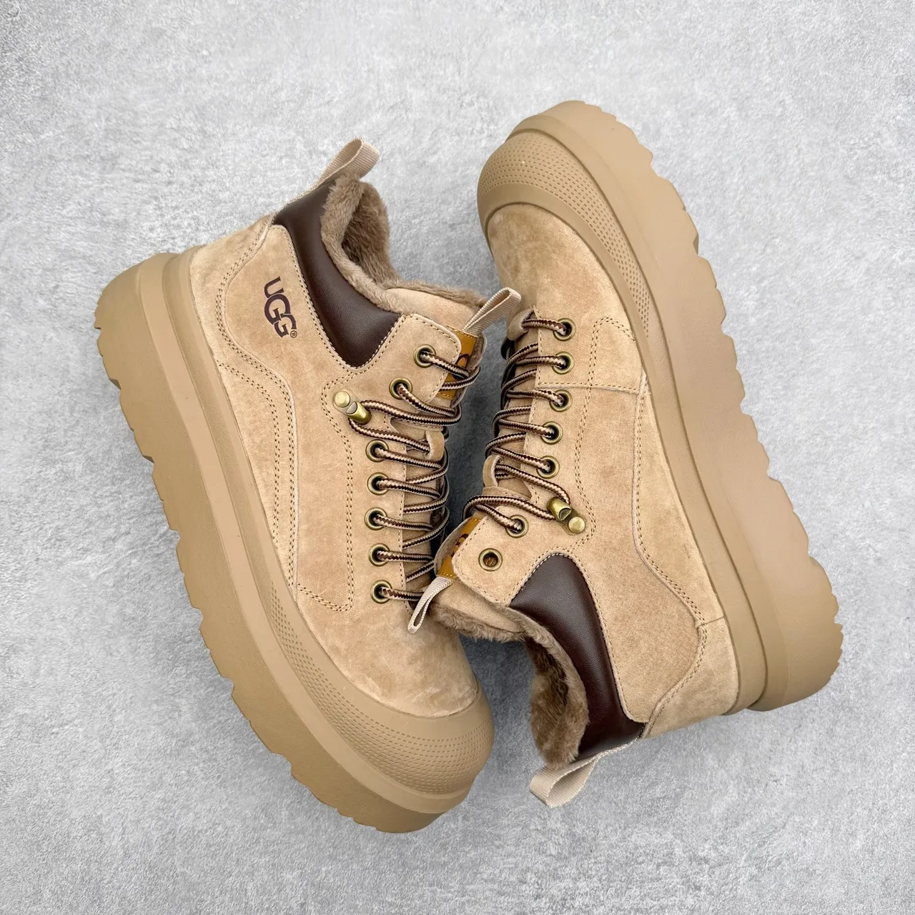 UGG Bottes de travail plateforme en daim beige doublées de mouton à lacets 2