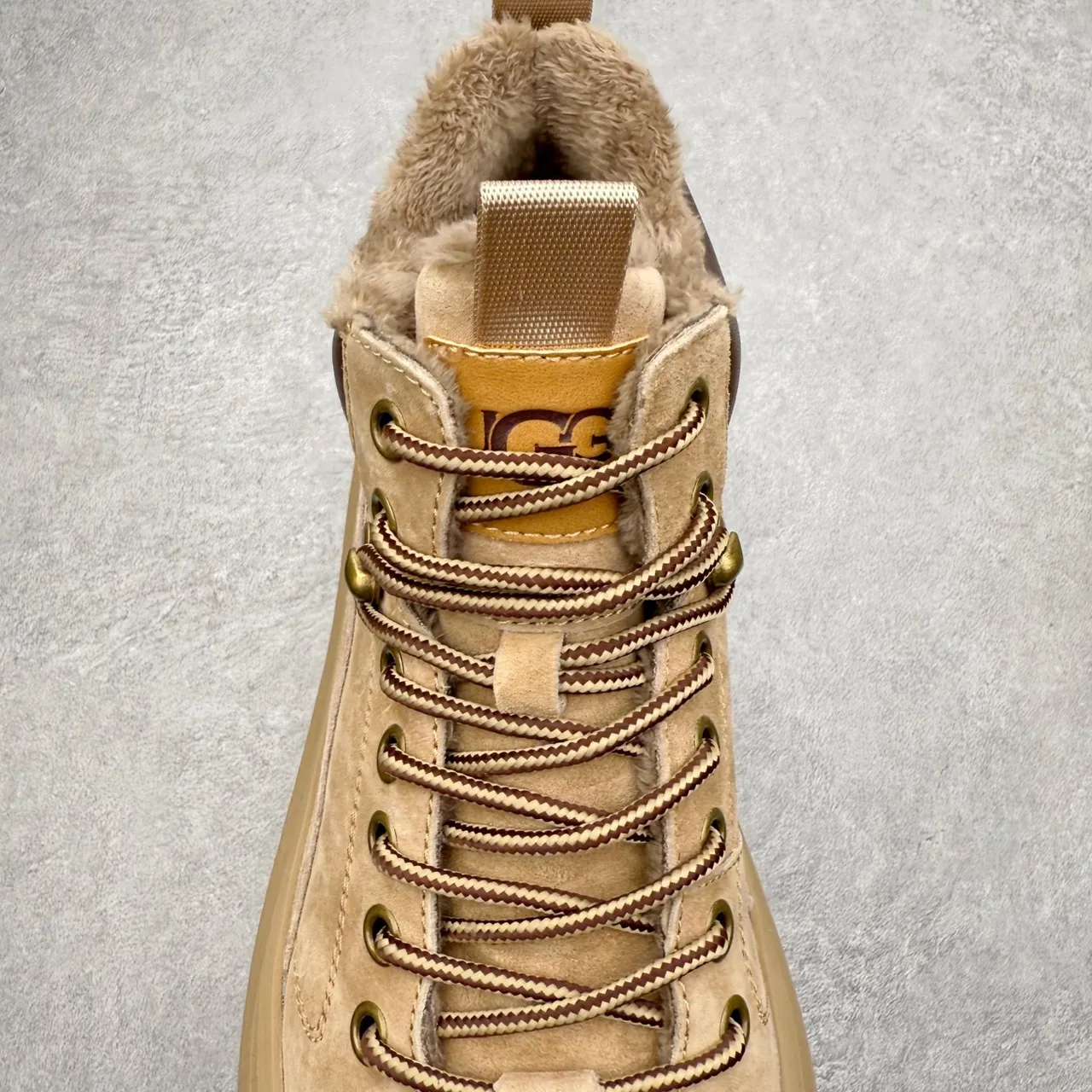 UGG Bottes de travail plateforme en daim beige doublées de mouton à lacets 3