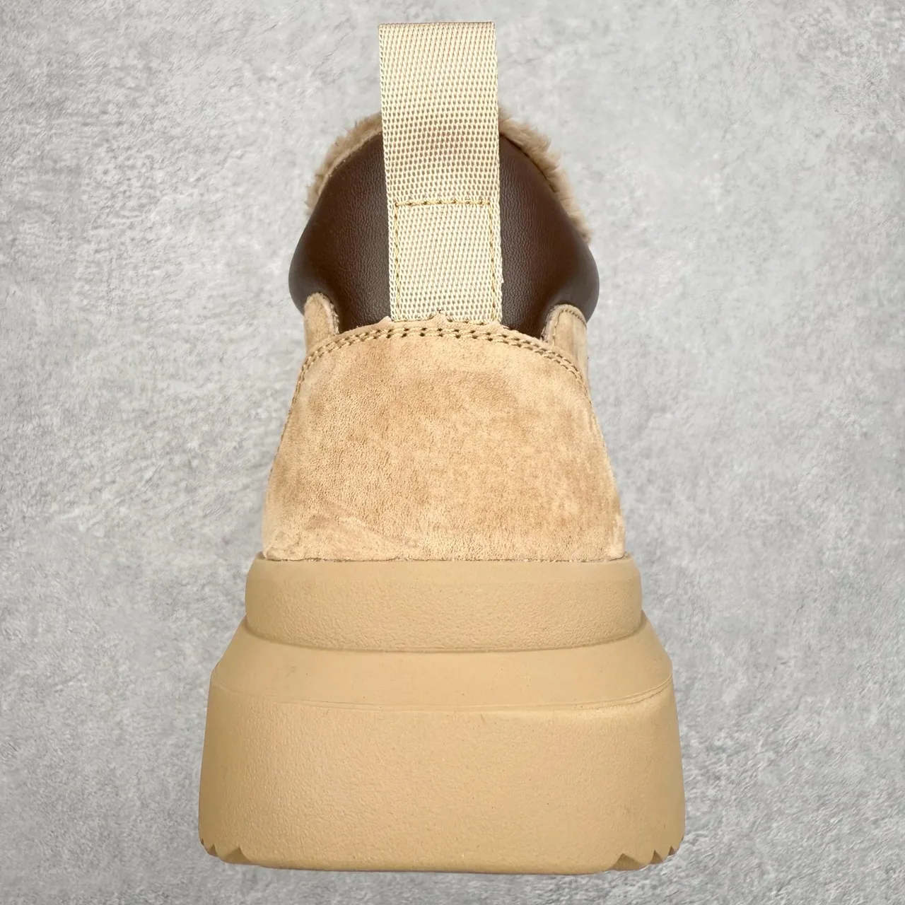 UGG Bottes de travail plateforme en daim beige doublées de mouton à lacets 4