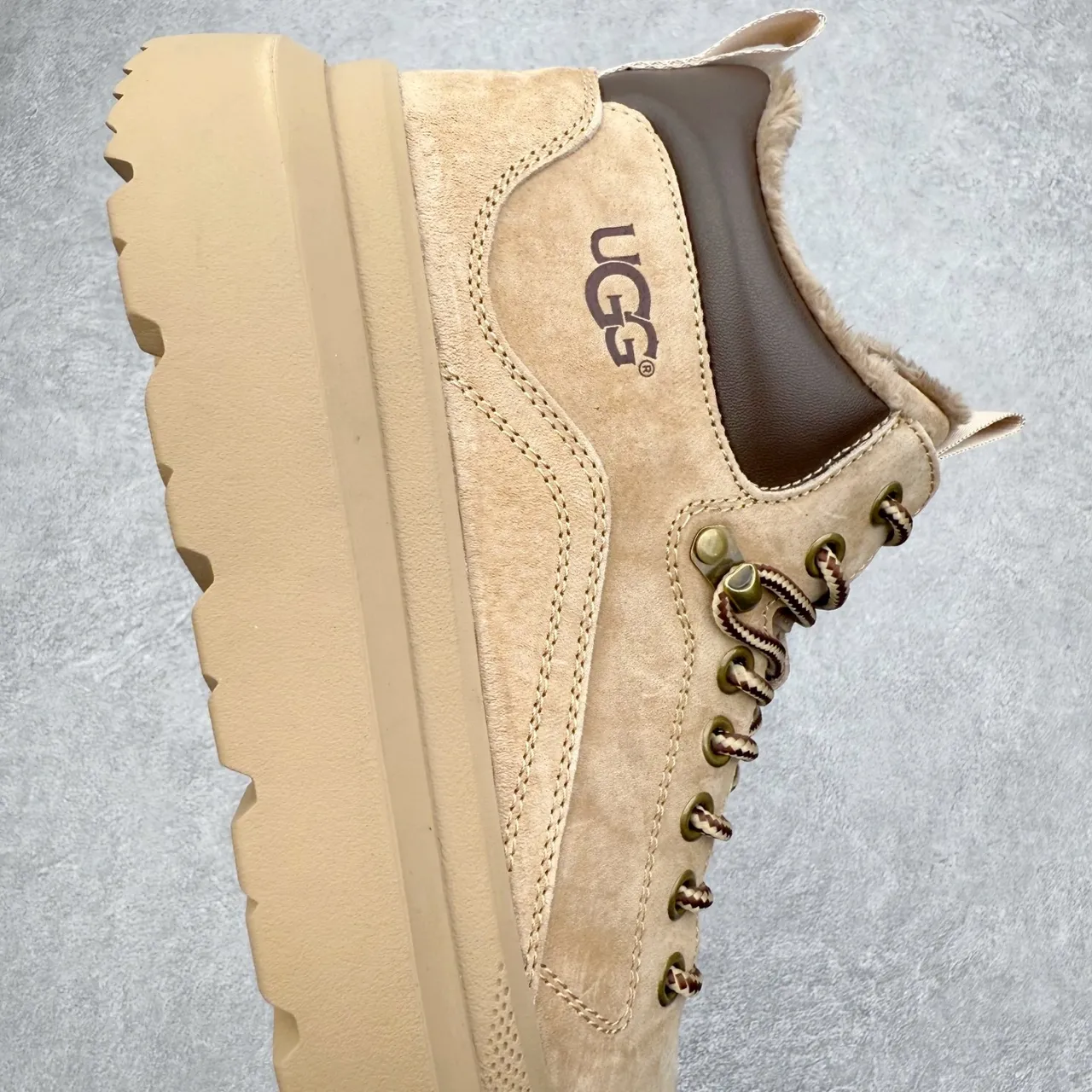 UGG Bottes de travail plateforme en daim beige doublées de mouton à lacets 5