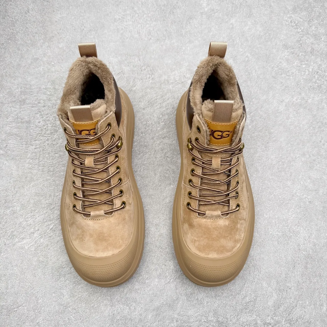 UGG Bottes de travail plateforme en daim beige doublées de mouton à lacets 6