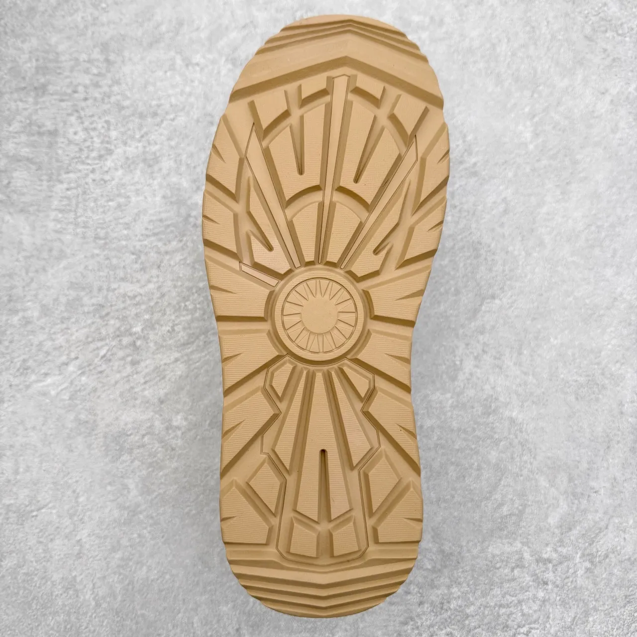 UGG Bottes de travail plateforme en daim beige doublées de mouton à lacets 7