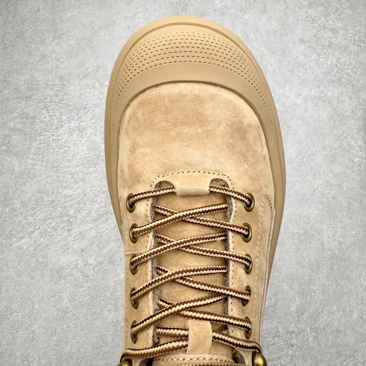 UGG Bottes de travail plateforme en daim beige doublées de mouton à lacets 8