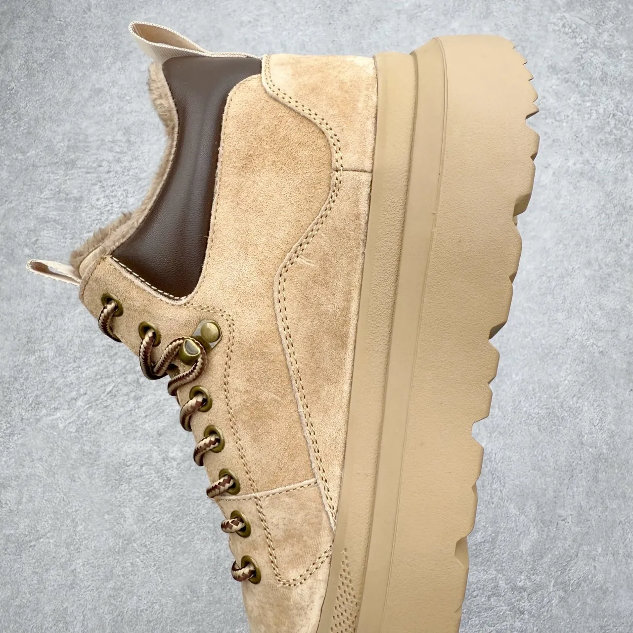 UGG Bottes de travail plateforme en daim beige doublées de mouton à lacets 9