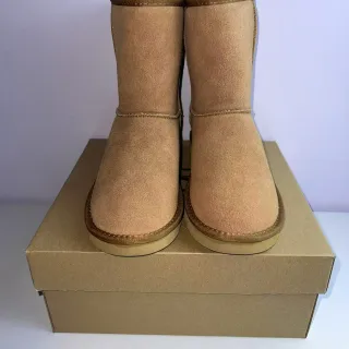 UGG 米色麂皮上部折叠领雪靴