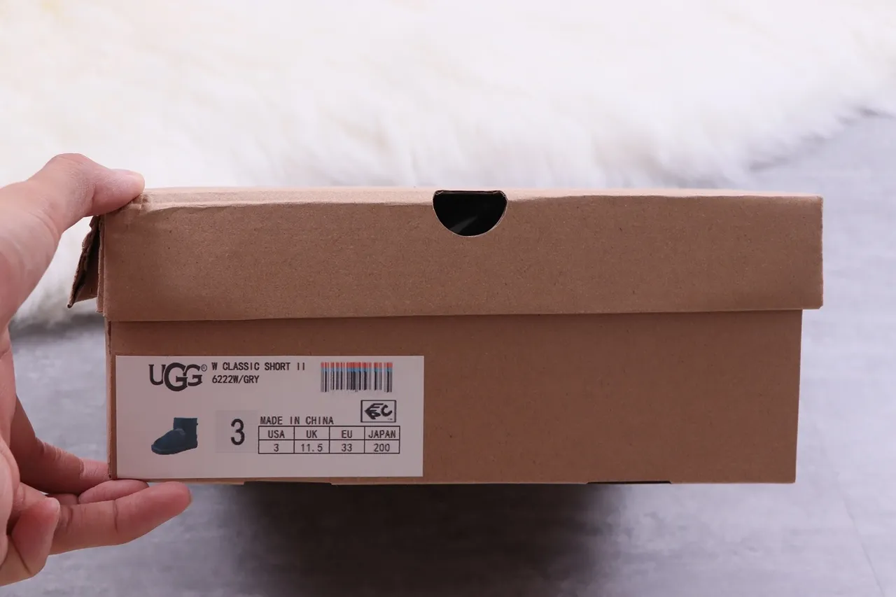UGG 黑色米色麂皮鞋面羊毛皮内里雪靴 2