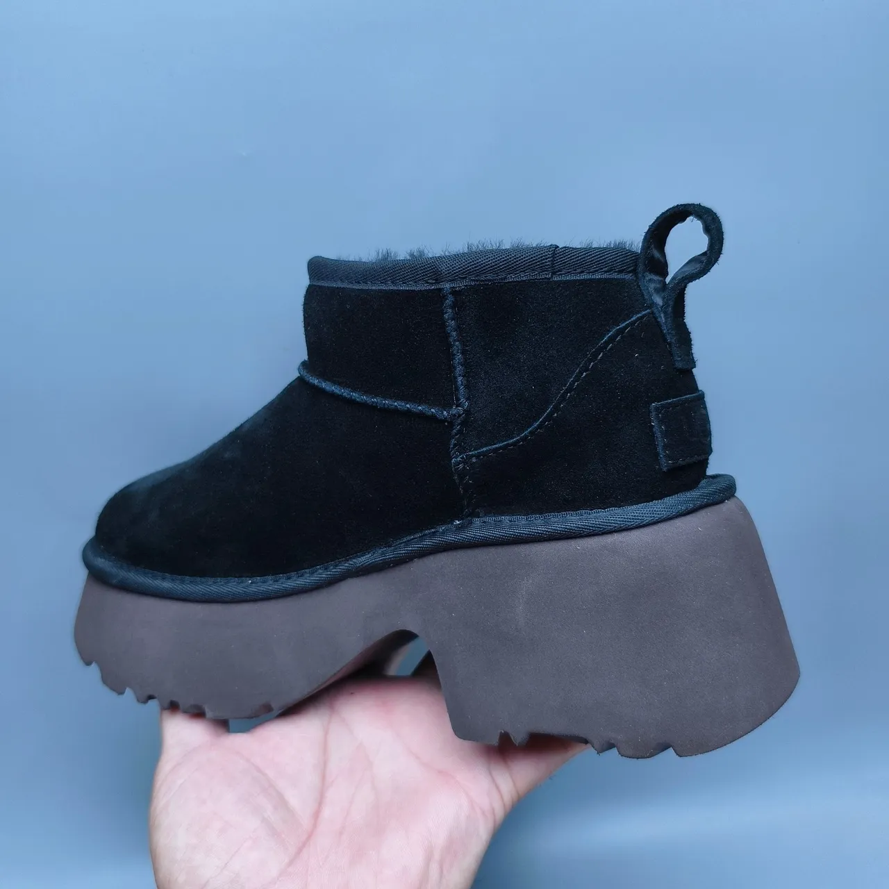 UGG काला भूरी सुड ऊपरी शीयरलिंग-लाइन्ड स्नो बूट्स 4