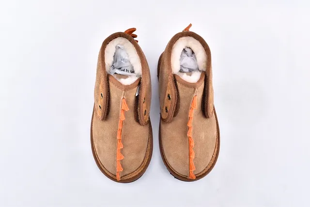 UGG भूरा बेज सूड ऊपरी स्पाइक ट्रिम स्नो बूट 3