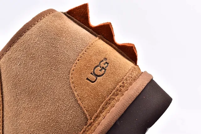 UGG भूरा बेज सूड ऊपरी स्पाइक ट्रिम स्नो बूट 4