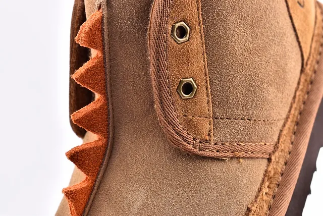 UGG भूरा बेज सूड ऊपरी स्पाइक ट्रिम स्नो बूट 5