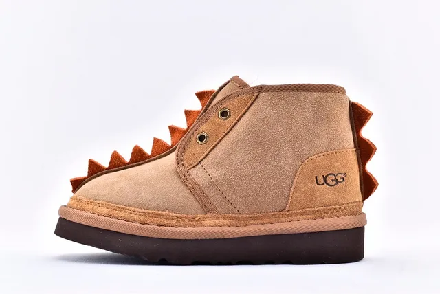 UGG भूरा बेज सूड ऊपरी स्पाइक ट्रिम स्नो बूट 9