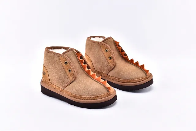 UGG भूरा बेज सूड ऊपरी स्पाइक ट्रिम स्नो बूट 10