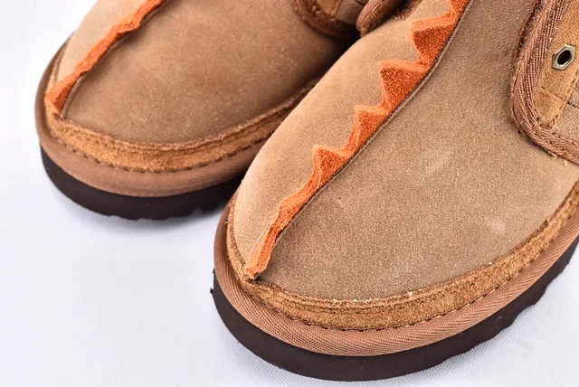 UGG भूरा बेज सूड ऊपरी स्पाइक ट्रिम स्नो बूट 11