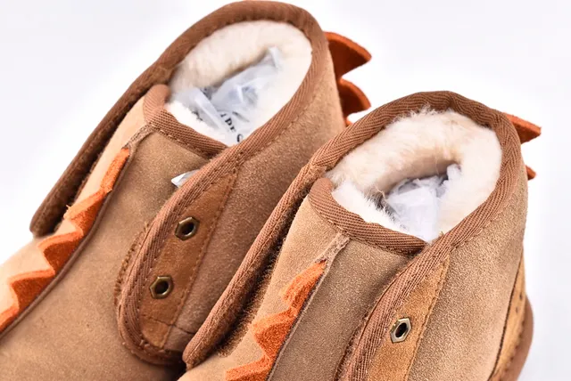 UGG भूरा बेज सूड ऊपरी स्पाइक ट्रिम स्नो बूट 12