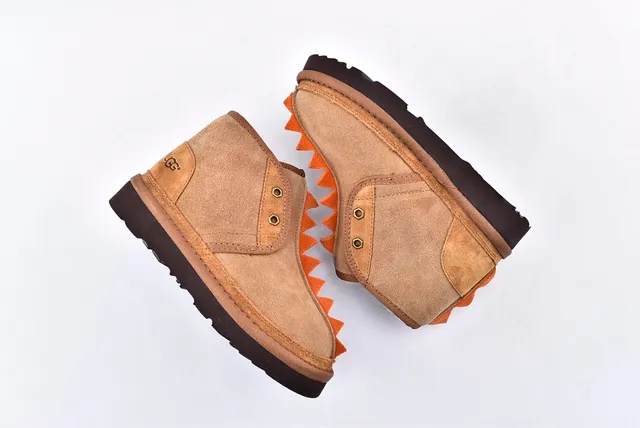 UGG भूरा बेज सूड ऊपरी स्पाइक ट्रिम स्नो बूट 13