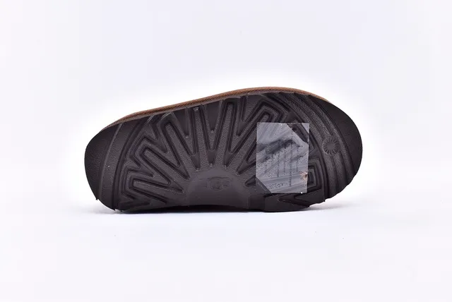 UGG भूरा बेज सूड ऊपरी स्पाइक ट्रिम स्नो बूट 14