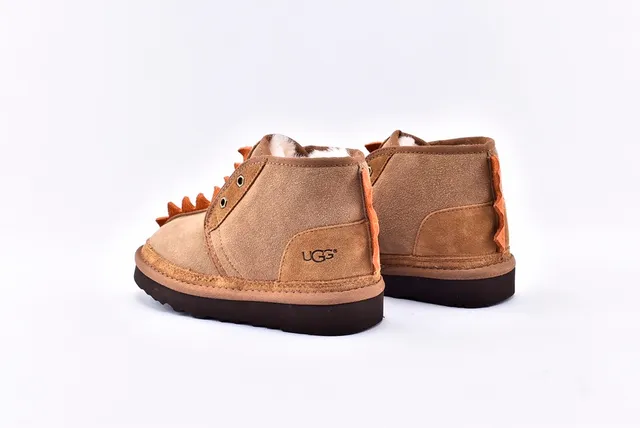 UGG भूरा बेज सूड ऊपरी स्पाइक ट्रिम स्नो बूट 15