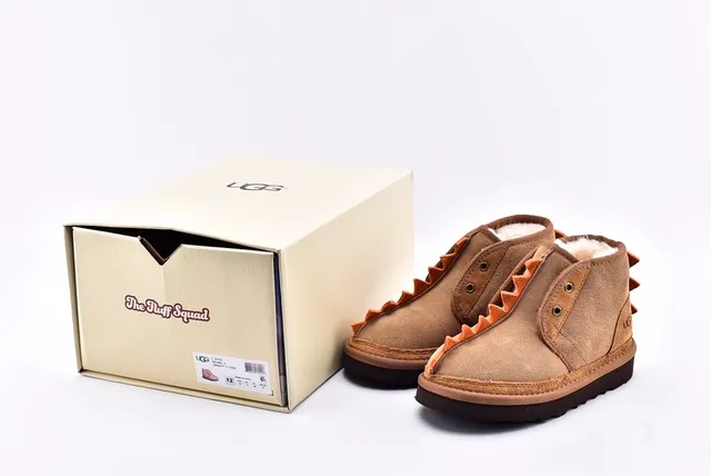 UGG भूरा बेज सूड ऊपरी स्पाइक ट्रिम स्नो बूट 16