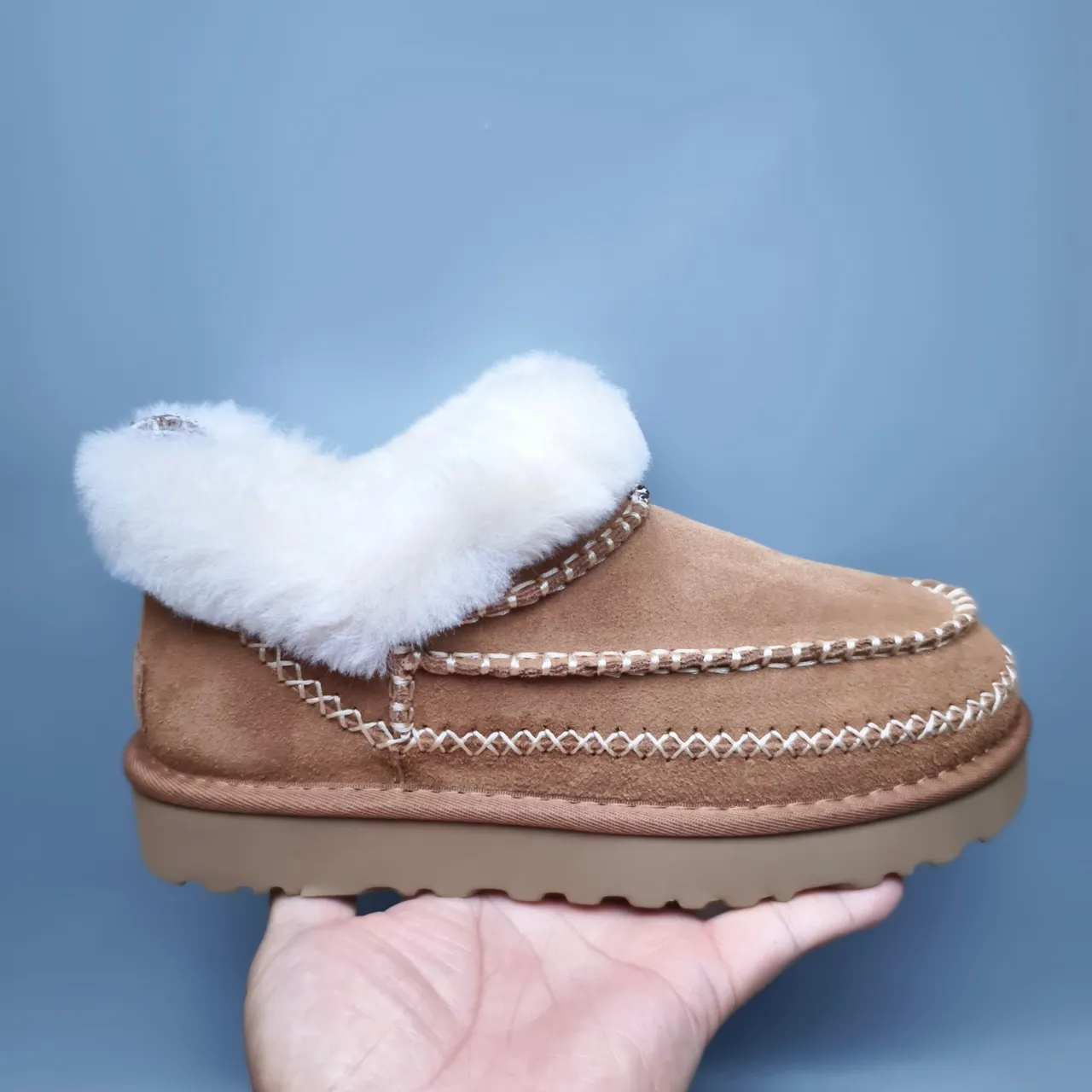 UGG বাদামী সাদা সুয়েড উপর শিয়ারলিং-লাইন্ড কাফ স্নো বুট 2