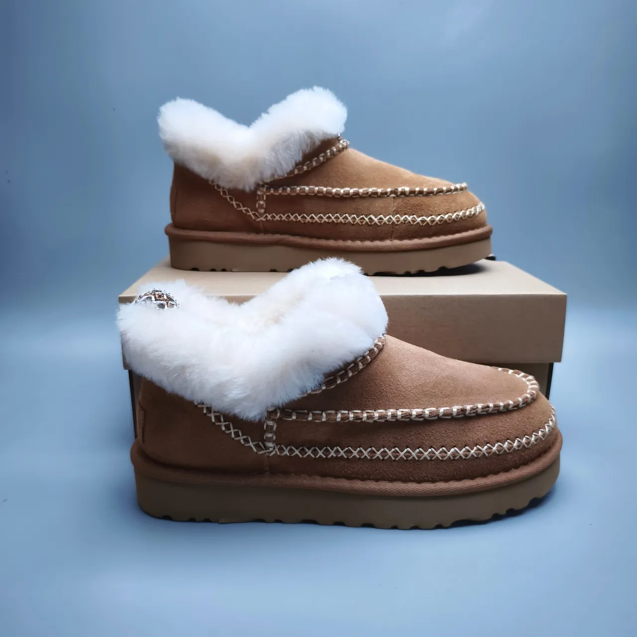 UGG বাদামী সাদা সুয়েড উপর শিয়ারলিং-লাইন্ড কাফ স্নো বুট 5