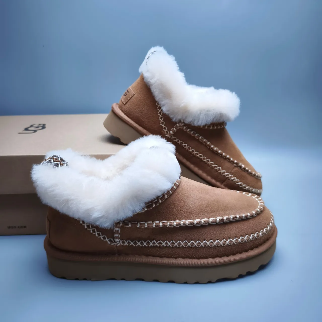 UGG বাদামী সাদা সুয়েড উপর শিয়ারলিং-লাইন্ড কাফ স্নো বুট 6