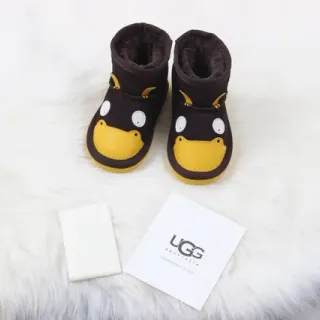 UGG 角色面的棕色和黄色毛绒内里雪靴