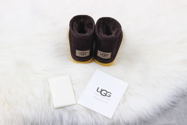 UGG 角色面的棕色和黄色毛绒内里雪靴 2